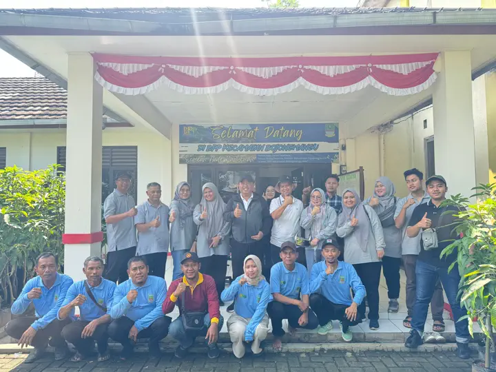 Wahyu Binarti monitoring farmer group collaboration at BPP Bojong Mangu