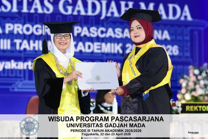 Wahyu Binarti receiving her degree certificate with the Dean at UGM