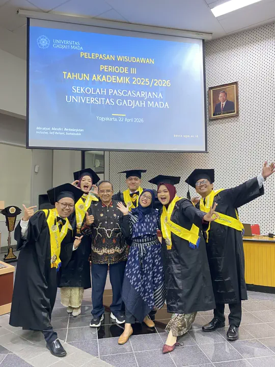Wahyu Binarti during another graduation moment with classmates from her program