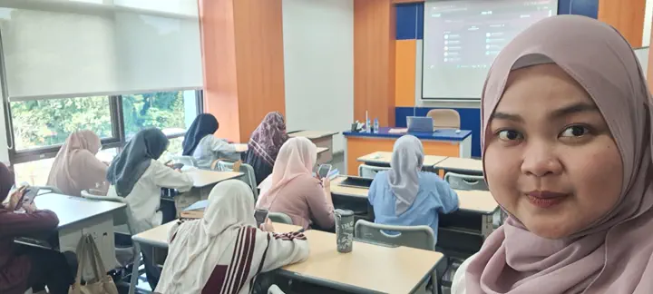 Wahyu Binarti proctoring a statistics exam for master's students at UGM